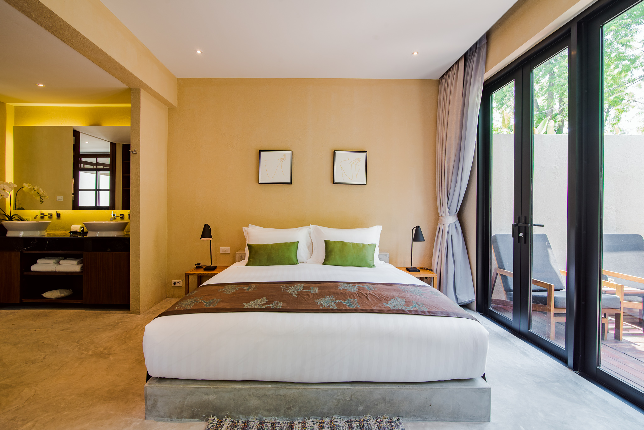 Garda Deluxe Rooms are located either in the newly renovated Garda Building and in the Private Villa area. They are approximately 70 meters from the beach.

The bedroom offers the choice of a king size bed or two queen size beds, and the bathroom has a shower.