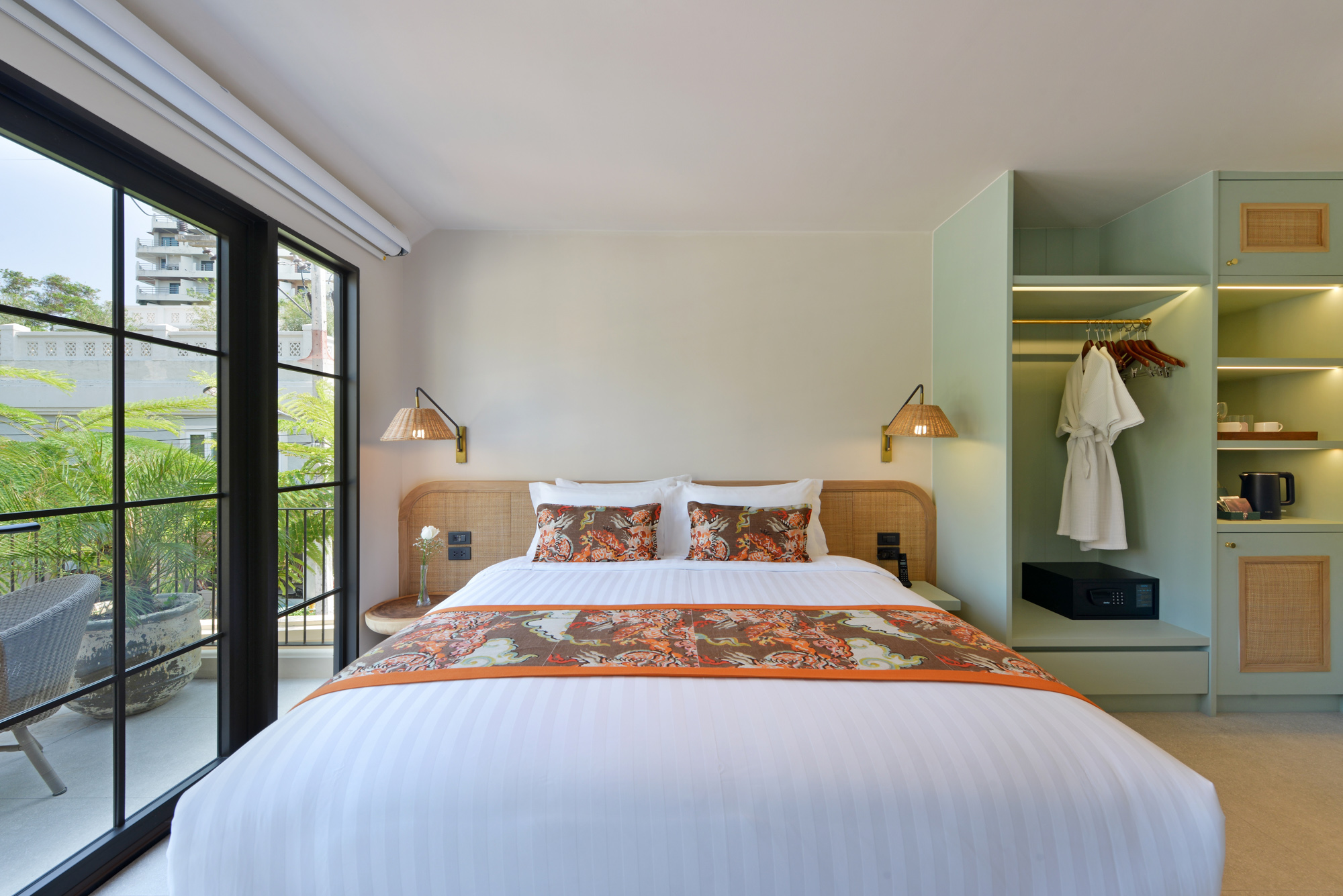 Garda Deluxe Rooms are located either in the newly renovated Garda Building and in the Private Villa area. They are approximately 70 meters from the beach.

The bedroom offers the choice of a king size bed or two queen size beds, and the bathroom has a shower.