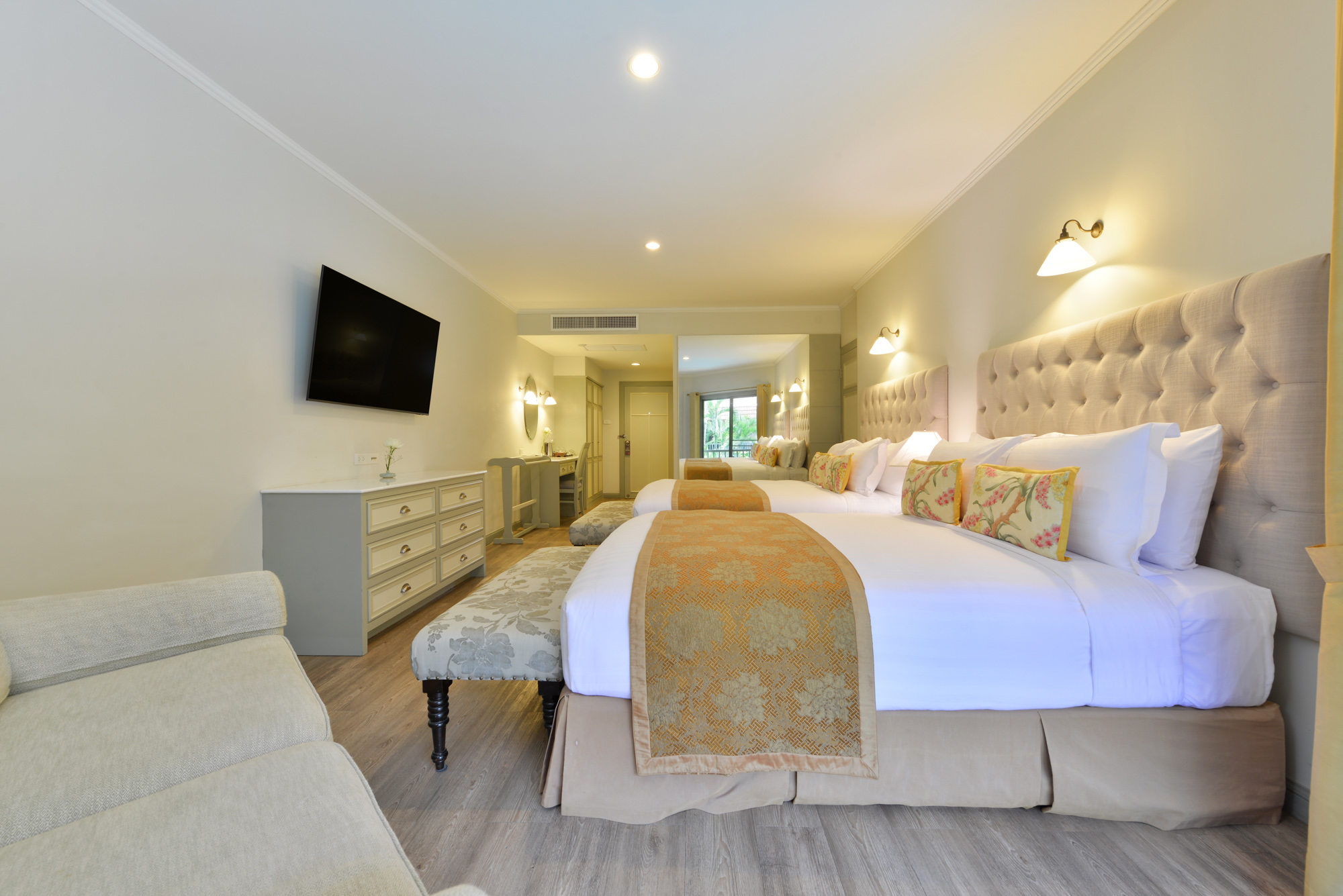Although some Poolview rooms are located on the ground floor and have outdoor terraces ideal for relaxing after a busy day at the beach, most are on the upper levels and offer good views of the pool and partial views of the sea.