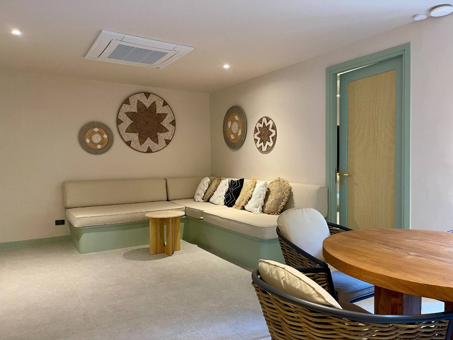 With a spacious living area and a separate bedroom, our Como One - Bedroom Suite is the ideal choice for either a family stay or business trips. These units offer the choice of a king size bed or two queen size beds.
The Como One - Bedroom Suites are situated in the Como building which is the latest addition to the Anantasila complex. Situated directly across from the hotel entrance, the Como Building is an excellent choice for value-minded travelers and small groups. It is approximately 70 meters from the beach.