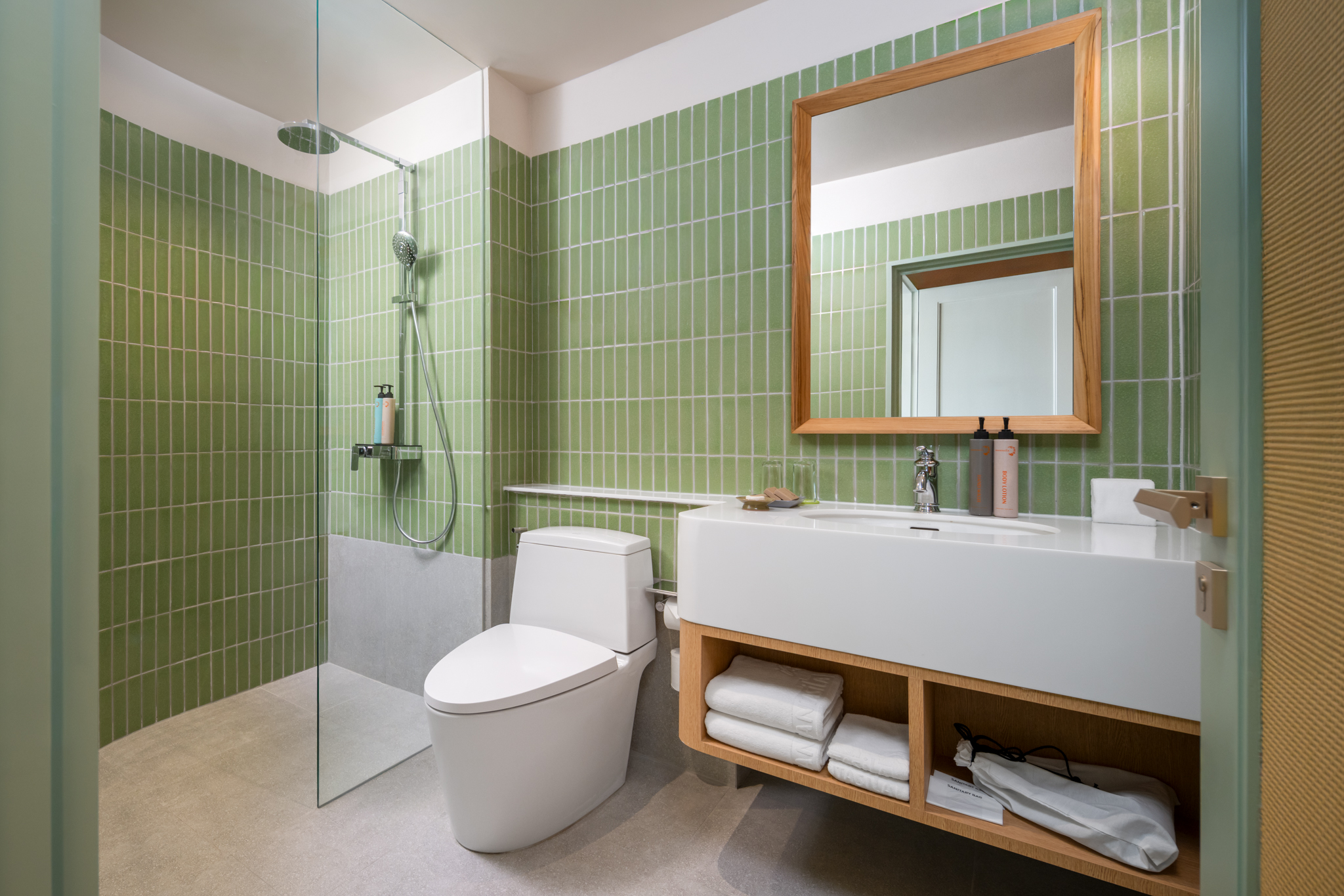 Our pet-friendly Como Deluxe Rooms, located in the Como building directly across from the hotel entrance, are just 70 meters from the beach. Each room offers the flexibility of a king-size bed or two queen-size beds, making it an ideal choice for value-minded travelers and small groups.
